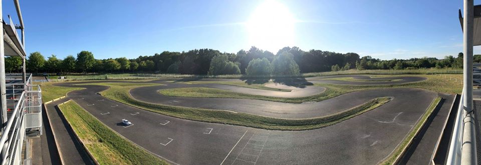 Vue panoramique de la piste asphalte RC du club loisir et modélisme 94.