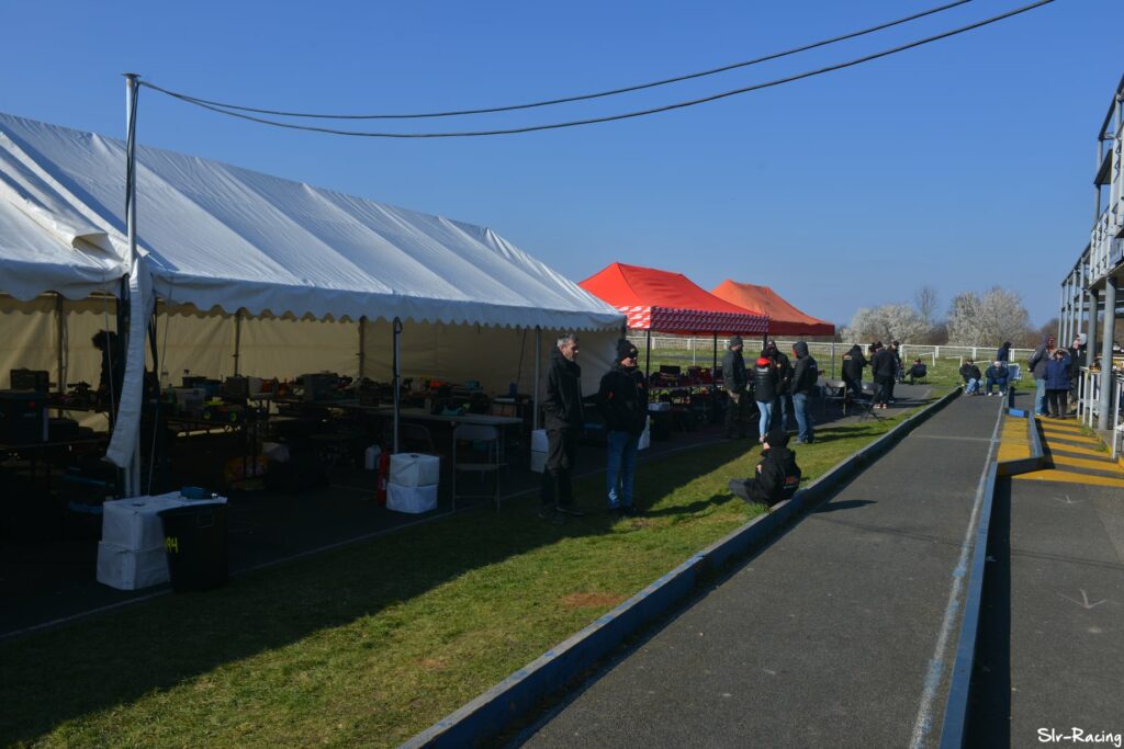 Donuts 2022 Stands sur piste bitume